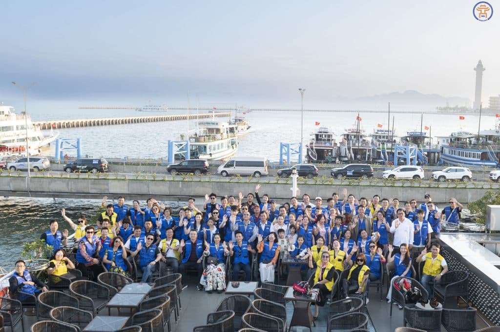 Caravan Quang Ninh group photo